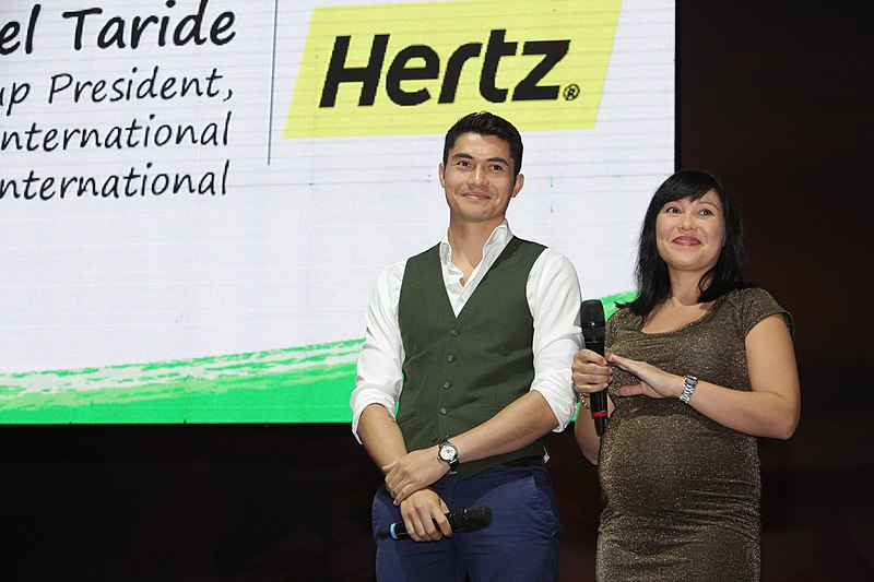 Fichier:Carmen Roberts and Henry Golding, Presenters, The Travel Show, BBC.jpg
