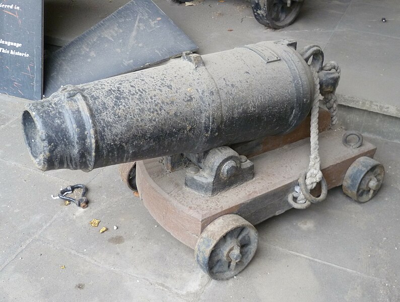 File:Carronade at the Carron Works, near Falkirk.jpg