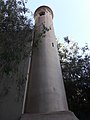 Detall en forma de torre d'una casa al carrer de Santa Àgata, a Gràcia.