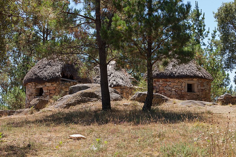 File:Casas castrexas. Área recreativa de San Roque. Ribeira. Galiza.jpg