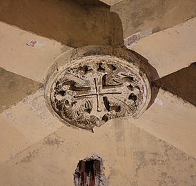 Sur une clé de voûte de la nef raimondine apparaît la première représentation sculptée de la croix de Toulouse