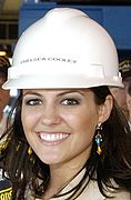 Miss USA 2005 portant un casque de chantier