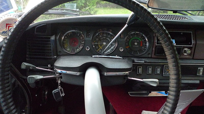 File:Citroën DS 21 dashboard.jpg