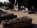 Les sarcophages au milieu des tombes récentes.
