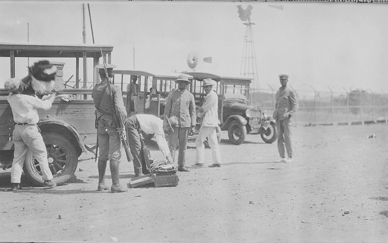 File:Collectie NMvWereldculturen, TM-60048275, Foto 'Auto's worden bij Rooi Kanarie doorzocht na de overval van Venezolaanse revolutionairen op het Waterfort, Curaçao', fotograaf niet bekend, 06-1929.jpg