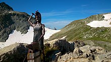 La statue dans la combe de la Neuva avec en arrière plan la Pierra Menta.