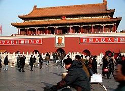 Porta Tiananmen verso la Città Proibita con la tribuna delle autorità davanti