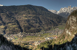 Municipiul Imèr (pe stânga) din Val Noana