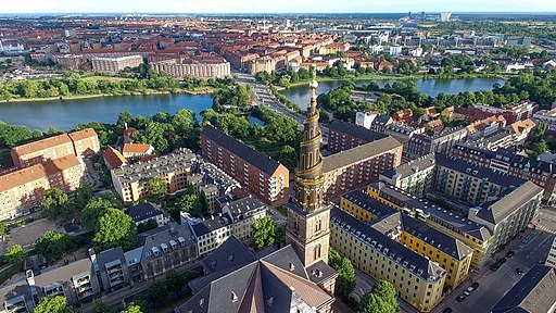Blick nach Süden auf den Turm der Erlöserkirche, Christianshaven und den Stadtgraben von Kopenhagen. Copenhagen Drone (177644275)