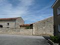 Français : Ferme ancienne au nord de l'église de Coulonges, Charente, France