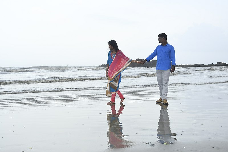 File:Couple at beach001.jpg