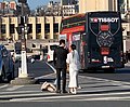 Couple de jeunes mariés se faisant photographier au pont d'Iéna (janvier 2020) - 2.jpg