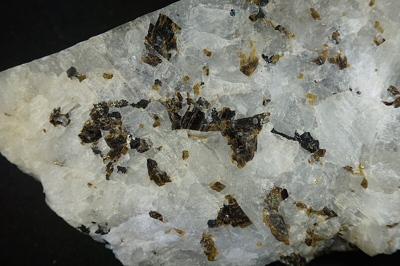 File:Cryolite, Siderite, Chalcopyrite-1160192.jpg