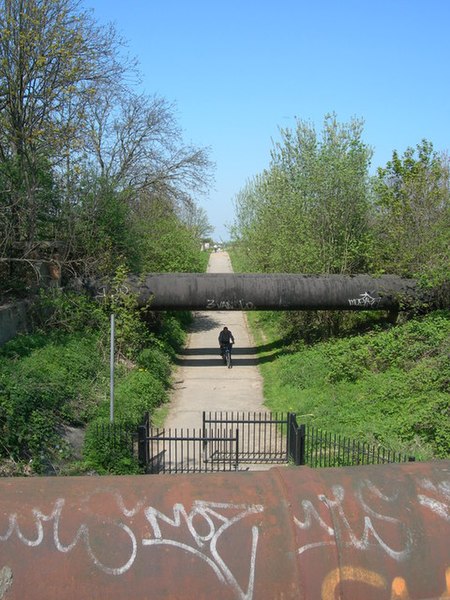 File:Cycle Route going under Lea Bridge Road - geograph.org.uk - 403566.jpg