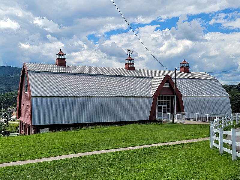 File:Dairy Barn at Eliada Home.jpg