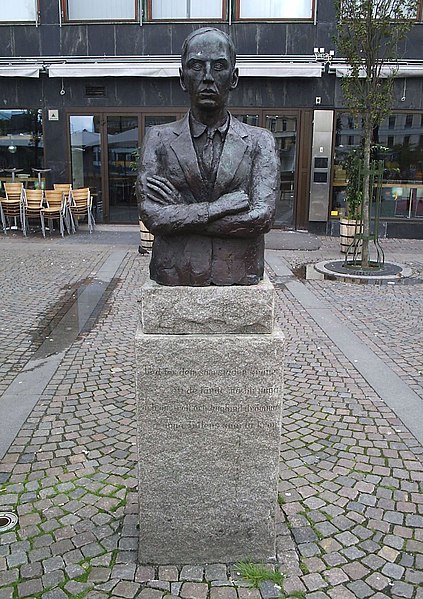 File:Dan Andersson-statyn på Järntorget i Göteborg, den 3 sept 2006.JPG