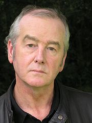 Gåten Skellig av David Almond (til v.) og Det gylne kompasset av Philip Pullman var begge på topp ti-lista ved prisens 70-årsjubileum i 2007.[1]