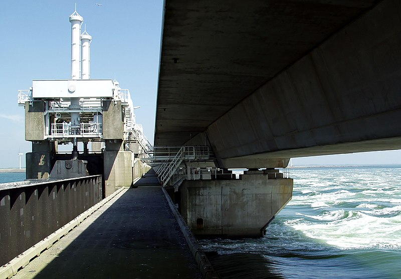 File:Deltawerke-Oosterschelde-Sturmflutwehr Pfeiler Laufsteg.jpg