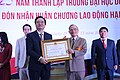 Bộ trưởng GD-ĐT Phùng Xuân Nhạ thừa ủy quyền Chủ tịch nước, trao tặng Huân chương Lao động hạng Nhất cho nhà trường