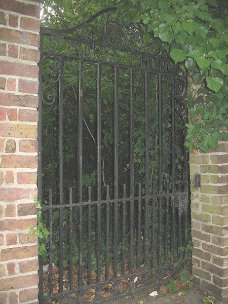 File:Disused church gate - geograph.org.uk - 1432084.jpg