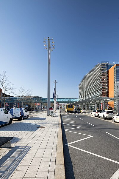 File:Dresden, Wilhelmine-Reichard-Ring 1, Flughafen Dresden, Terminal, 17.6.2.40-070129.jpg