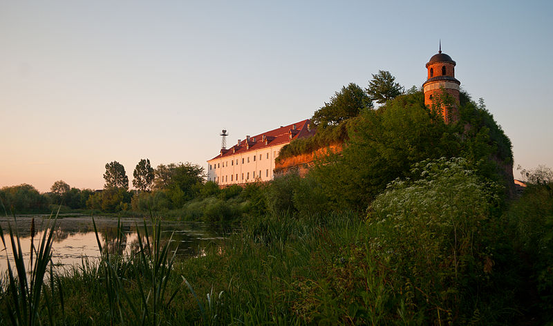 File:Dubno castle 1.jpg