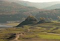 Liebesinsel (Burgberg) mit benachbarter kleiner Insel, im Vordergrund Steinreste des untergegangenen Dorfs Bringhausen