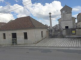 Frémeréville-sous-les-Côtes'teki kilise ve yıkama evi