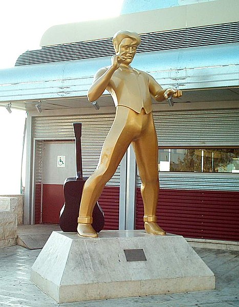 File:Elvis statue diner 1.jpg