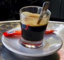 gustoso caldo originale Turco caffè servito nel un' piccolo