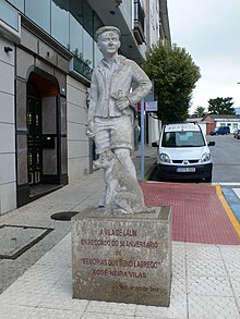Estatua dedicada a Memorias dun neno labrego en Lalín