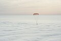 Návratový modul Sojuzu klesá na padáku