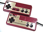 Famicoms kontroller med beskrivna detaljer synliga.