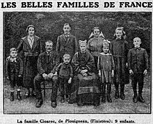 Photographie de la famille Cloarec, de Plouigneau, en 1927 (journal La Croix)