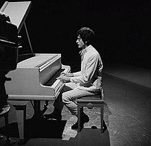 Un jeune homme jouant au piano.