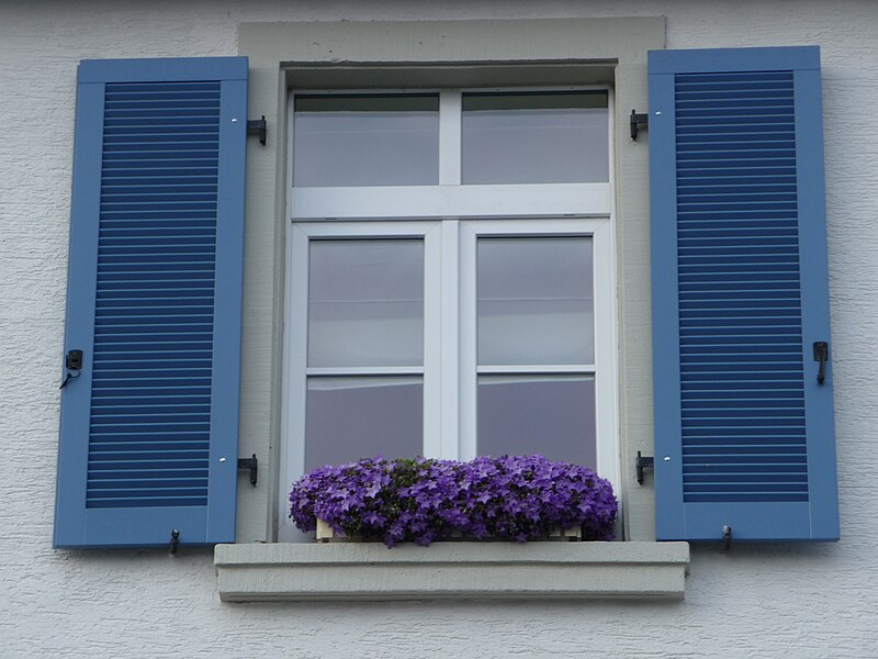 File:Fenster mit blauen Holzklappladen.JPG