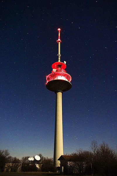 File:Fernsehturm schnaitsee nacht beleuchtet.jpg