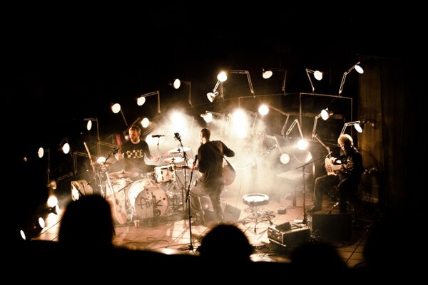 Fink onstage at Paradiso, Amsterdam, 2011, with 59 Productions' stage set