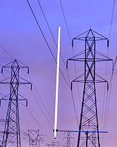 Le couplage capacitif avec des lignes électriques à haute tension permet d'allumer une lampe en continu à faible intensité.