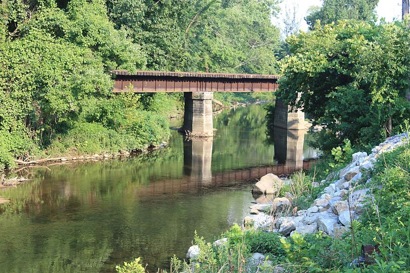 File:Former Newtown Branch bridge over Pennypack Creek, July 2013.jpg