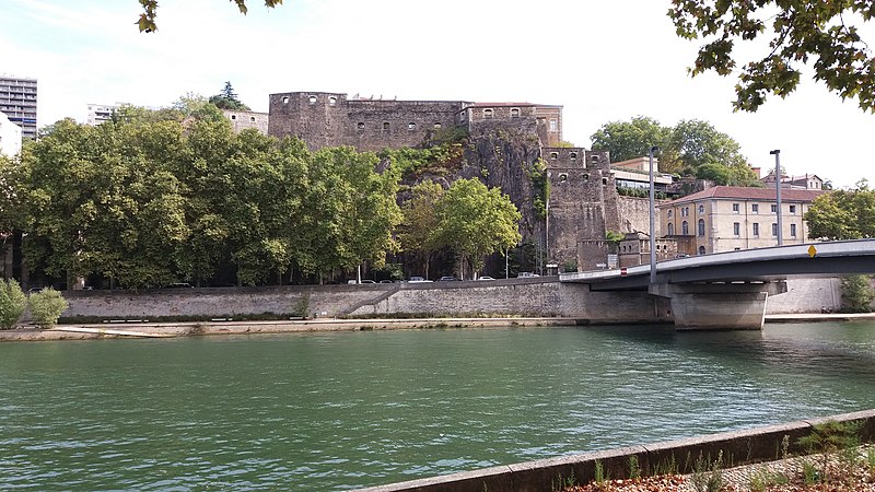 File:Fort Saint-Jean de Lyon - Vu depuis le quai Arloing.jpg