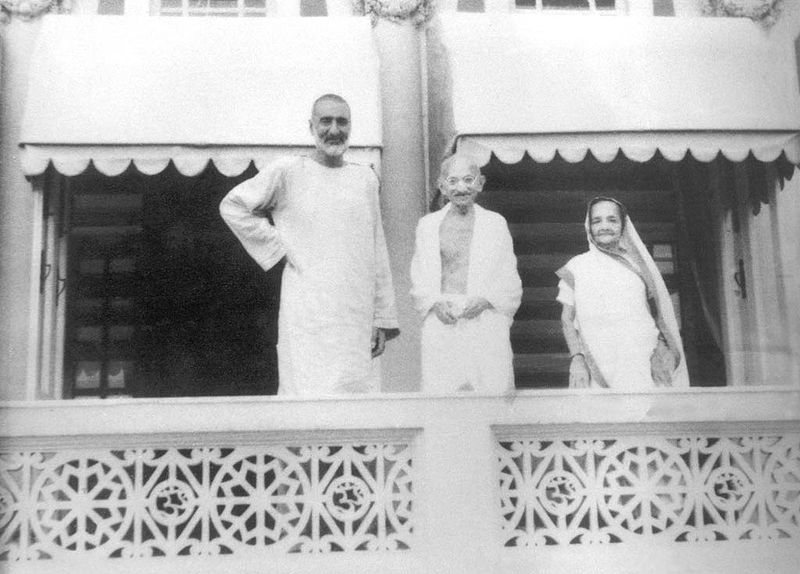 File:Gandhi and Abdul Gaffa Khan.jpg