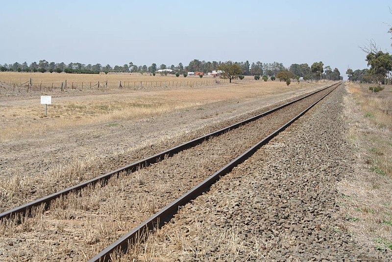 File:Geelong-Ballarat railway line Bannockburn.jpg