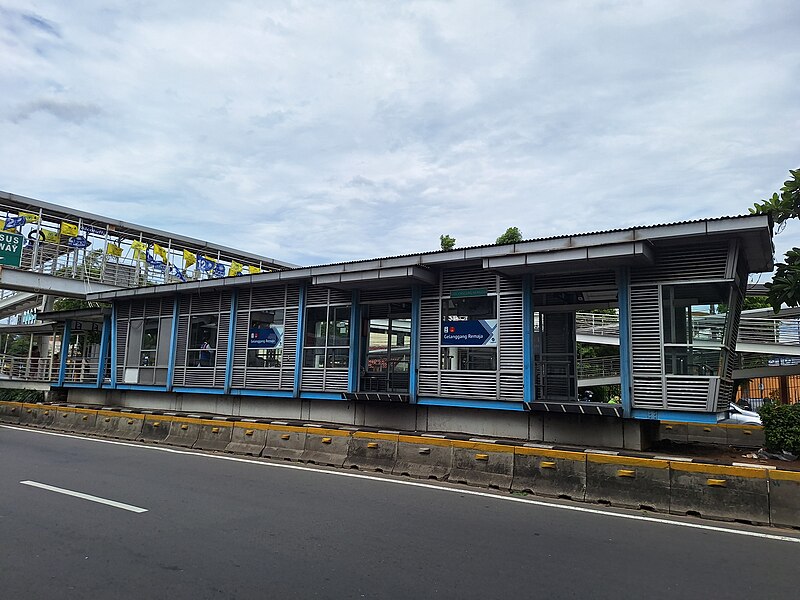 File:Gelanggang Remaja Transjakarta BRT Station, January 2024.jpg