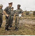 Gambar mini seharga Berkas:General Thomas Daly speaks with a New Zealand soldier at the Horseshoe.jpg