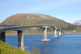 Den 839 meter lange Gimsøybrua krysser Gimsøystraumen mellom Austvågøya og Gimsøya.