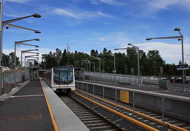 An MX3000 train at the westbound platform in 2013