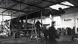 Bombardier G.VII gotha ​​étant assemblé 1918.jpg