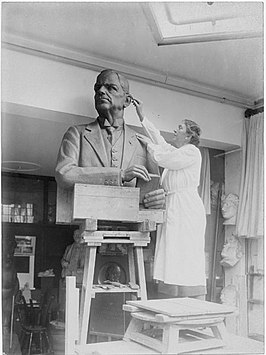 Gra Rueb in haar atelier (ca. 1940) werkend aan het H.J. Lovink Monument voor Arnhem