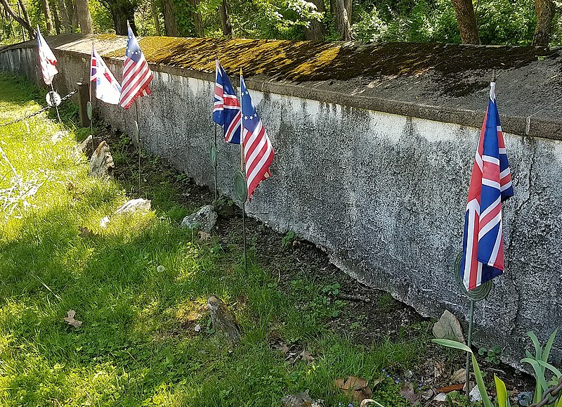 File:Graves of British and American soldiers killed at the Battle of Paoli in 1777.jpg